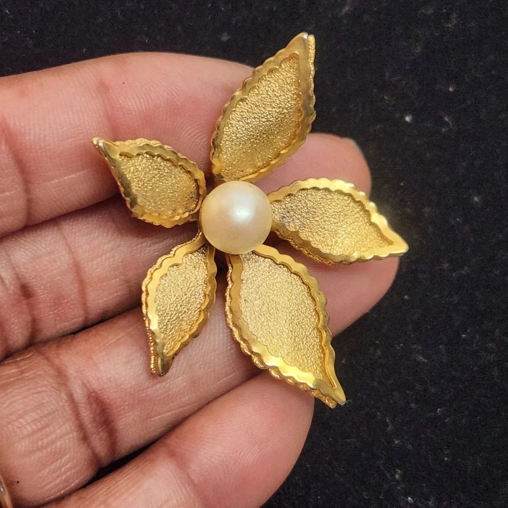 Vintage Gold Tone Textured Flower Brooch Faux Pearl Center Floral Pin H69